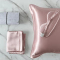Rosa Seiden-Set: Kissenbezug, Schlafmaske und Geschenkbeutel